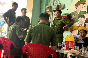 Cháy chung cư Viễn Đông, 5 người được cảnh sát cứu kịp thời