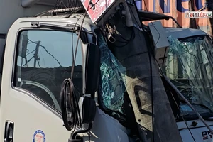 TP.HCM: Xe tải tông gãy trụ điện, kẹt xe kéo dài nhiều giờ