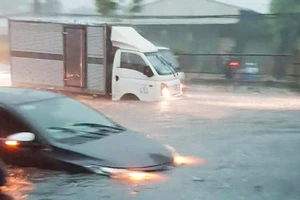 Mưa rất lớn sáng sớm, nhiều tuyến đường TP.HCM ngập nặng