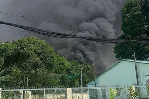 Cháy lớn xưởng nội thất ở huyện Hóc Môn, hàng chục cảnh sát ứng cứu
