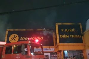 TP.HCM: Cháy cửa hàng điện thoại ở ngã tư, khách hoảng loạn tháo chạy