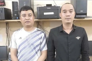 Công an lần theo tờ rơi quảng cáo, bắt 2 người ở TP Hà Nội cho vay lãi nặng
