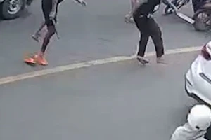 Công an truy xét nhóm thanh niên đánh nhau loạn xạ trên đường ở Hóc Môn