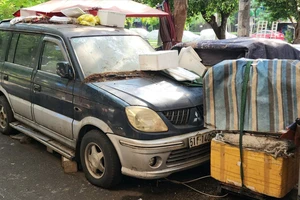 2 xe ô tô bị ‘bỏ quên’ nhiều năm thành nơi để đồ đạc ở Tân Phú