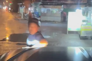 Công an làm việc với hai người đàn ông chặn ô tô, ném đá vào kính chắn gió