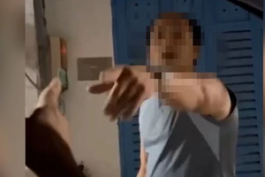 Người đàn ông say xỉn chặn đầu ô tô, thách thức tài xế đánh nhau ở Bình Chánh