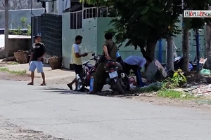 Đang chạy xe, người đàn ông loạng choạng rồi té ngã, tử vong ở Bình Chánh