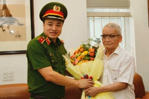 Thiếu tướng Mai Hoàng chúc thọ người cao tuổi tiêu biểu tại TP Thủ Đức