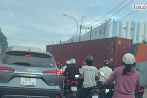 Xe container lao qua làn ngược lại, tông sập hàng rào ở Củ Chi