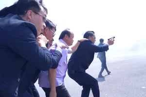 Nghẹt thở với màn diễn tập tiêu diệt khủng bố, bảo vệ yếu nhân 