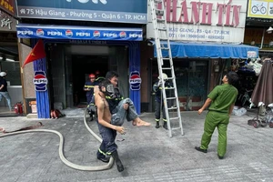 Cháy tiệm lẩu gà lá é ở quận 6, 7 người mắc kẹt được cảnh sát cứu