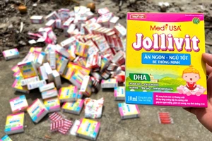 Phát hiện một điểm đốt thuốc, thực phẩm chức năng giữa bãi đất hoang ở Bình Chánh