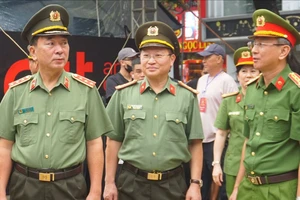 Thứ trưởng Trần Quốc Tỏ kiểm tra chương trình Vinh quang Công an nhân dân Việt Nam