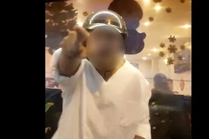 Vô tình nhìn người đi đường, tài xế công nghệ bị chặn lại đập phá xe ở quận 5