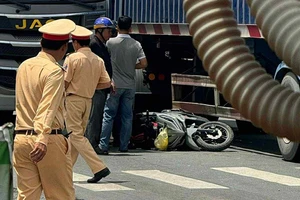 Va chạm với xe đầu kéo, hai mẹ con tử vong ở Củ Chi