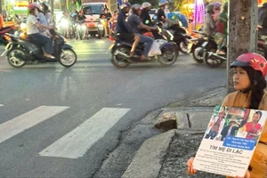 Cô gái 18 tuổi 3 tháng ròng đi khắp nơi tìm mẹ mất tích ở TP.HCM