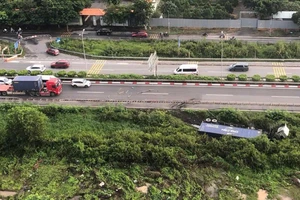 Xe container tông dải phân cách đường dẫn cao tốc TP.HCM – Long Thành rồi lật ngang
