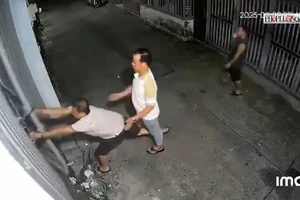 Giật sập cửa nhà dân sau khi bị nhắc nhở vì karaoke ồn ào