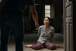Nợ nần, người phụ nữ tự trói tay, xát bột ớt vào mặt để báo tin cướp giả