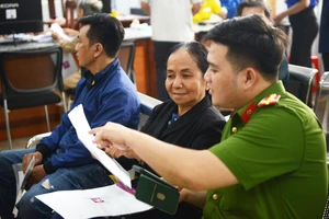 Công an TP.HCM triển khai đội hình xung kích hỗ trợ thủ tục hành chính