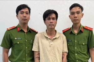 Bắt người đàn ông vờ mua hàng rồi cướp giật tiền của bé gái 10 tuổi