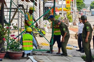 Video UBND phường Bình Tân tháo dỡ và vận động tháo dỡ hơn 50 công trình vi phạm