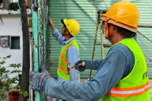 Hơn 50 công trình tạm lấn chiếm vỉa hè ở phường Bình Tân được tháo dỡ