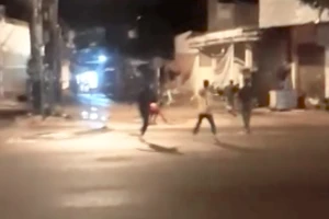 Hỗn chiến trên đường Phạm Văn Chí nghi do nhìn đểu
