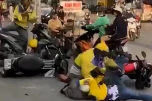 2 tài xế xe ôm công nghệ đánh nhau giữa đường phố
