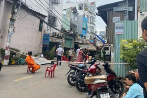 Nổ tại công ty sản xuất kính lúc rạng sáng, nhiều nhà hư hỏng ở phường Tân Sơn Nhì