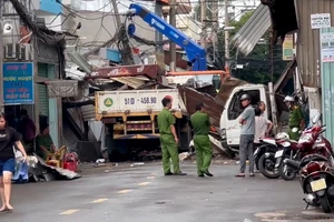 Vụ nổ lò ép kính ở phường Tân Sơn Nhì: Khoảng 4 nhà dân hư hỏng 