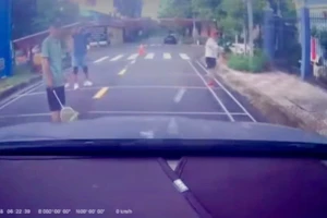 Xử phạt nhóm người giăng lưới đánh cầu lông giữa đường ở TP.HCM