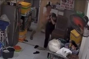 Vụ cô gái thuê mặt bằng bị chủ nhà hành hung: Dấu hiệu của tội gì?