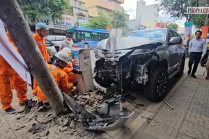 Tông xe liên hoàn trên đường Trường Chinh, nhiều hộ dân mất điện