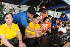 Mô hình người dân cà phê sáng cùng lãnh đạo ở Nhuận Đức