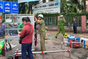 Công an phường Chợ Lớn 'mạnh tay' xử lý hàng rong ở bệnh viện Đại học Y dược