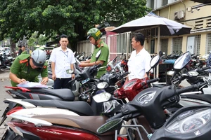 Công an kiểm tra hàng loạt bãi giữ xe không phép trước cổng bệnh viện