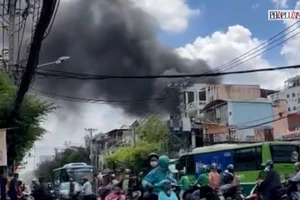 Cháy kho hàng gần chợ Võ Thành Trang, khói đen bao trùm khu dân cư