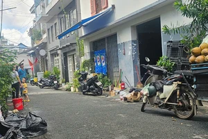 Lửa bao trùm tầng trệt chặn lối thoát của 2 mẹ con trong căn nhà ở phường Tân Sơn Nhì