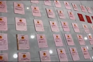 Công an TP.HCM thu giữ két sắt chứa 80 sổ đỏ sau khi khám nhà Ngân 98