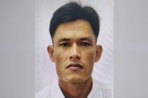 Truy nã người đàn ông kẹp cổ, đâm bạn nhậu trọng thương