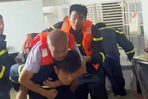 Cảnh sát dầm nước cõng dân vượt biển triều cường ở bán đảo Thanh Đa – Bình Quới