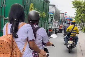 CSGT xác minh vụ nữ sinh hút thuốc, không đội nón bảo hiểm khi lưu thông trên đường