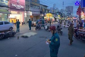 Tông trúng xe ôm công nghệ, người đàn ông văng lên cao, đập đầu xuống đường tử vong