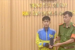 Rơi điện thoại trong đêm mưa, nam shipper được Công an tìm lại được sau vài giờ