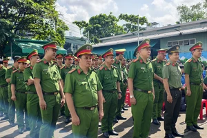 Ra quân dẹp tội phạm ma túy, đá gà, trộm cướp… ở hẻm 1041 Trần Xuân Soạn