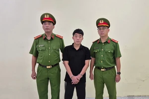 TikToker Đoàn Quốc Việt chủ trang “Dù Bầu Trời” bị Công an TP.HCM bắt