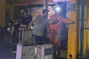 Điều tra vụ thanh niên nghi bị điện giật chết khi đi qua đường ngập nước ở trung tâm TP