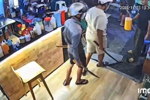 Bị chửi là 'đồ bá dơ' nhóm học sinh tìm đối thủ không được nên đập quán cà phê