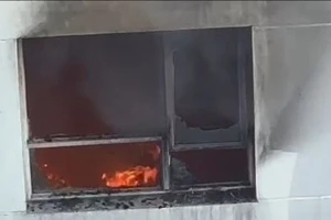 Cháy căn hộ tầng 12 chung cư Dream Home Palace, hàng trăm cư dân hốt hoảng di tản